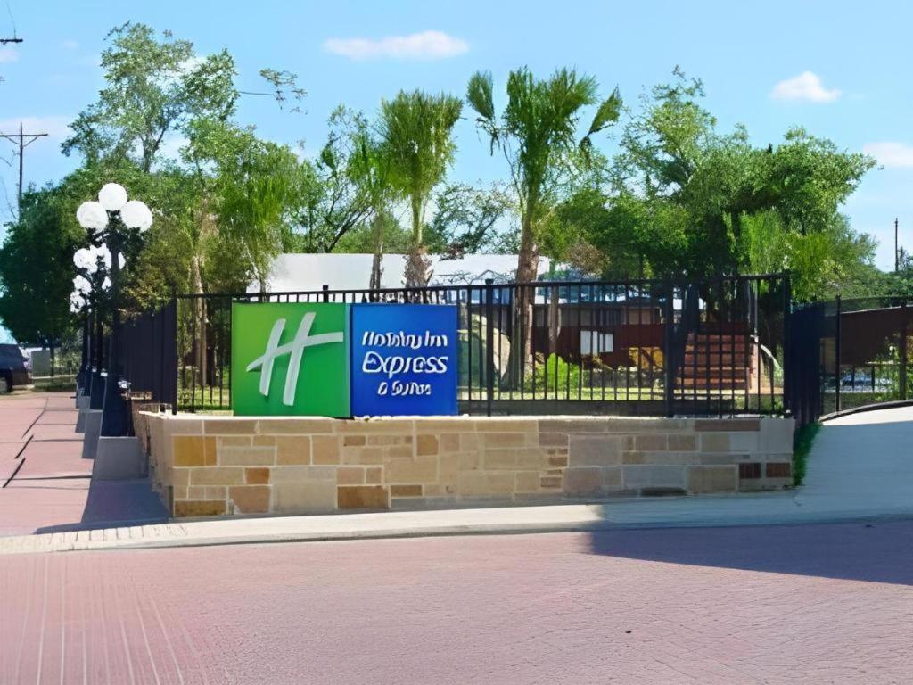 Holiday Inn Express & Suites Fredericksburg By Ihg Екстер'єр фото